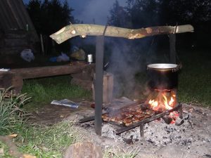 Ужин у костра